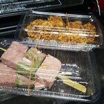 キッチン ブルー グローブ - 手前が串刺しテリーヌ、奥がクリスピーチキン