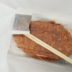 キッチン ブルー グローブ - わらじメンチカツ、ソースと箸を添えてもらえ、即食べられます