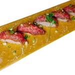 KUJIRA - ローストビーフをトリュフを使ったシャリで握った高級なお寿司。おろしわさびと岩塩を添えています。