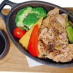 KUJIRA - 漬け込んだ鶏もも肉と野菜を炒めて熱いプレートにのせました。KUJIRAオリジナルソースをかけて召し上がってください。プレートは熱いのでやけどに気をつけてください。