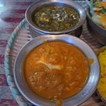 デュセニ村８ - シーフードほうれん草カレー(上)、キーマエッグカレー(下)