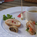 ミラコロ 伊豆高原 地元食材イタリアン - ・前菜の盛り合わせ
            (野菜のスープ、鯖のエスカベッシュ、ハムのパテ、長谷川農産マッシュルームのグリル、野菜のマリネ)