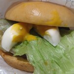 モスバーガー  - いざ実食　レタスが邪魔です