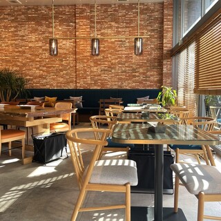 オリジナルの家具と高い天井が自慢☆解放感あふれる明るい空間