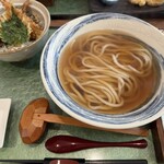 えん家 - かけうどん(温)&ミニ天丼セット
            お汁は塩分しっかり
            麺がつるつるもちもちで美味しかったです♪
            席がゆったりしていて◎ 