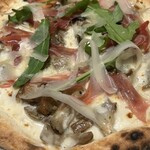 PIZZA SALVATORE CUOMO - ポルチーニと生ハムとルッコラのピザ！！！