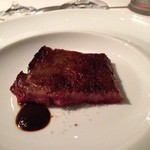 81 - あえて片面だけ過度の火入れをして裏はその余熱で的確な火入れになるようにしたチャレンジした黒毛和種の牛肉のステーキ。