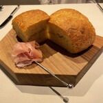 misola - ゲスト毎に焼き上げたフォカッチャにスイスの生ハム