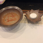 鮨 難波 - タブレットを水に落とすとお手拭きになります