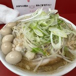 ラーメン二郎 - ラーメン(ネギとうずらをのせた後)