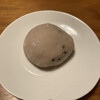 千本玉壽軒 - ちょっと茶色い餅が、ウリボウを表現しているのかな？