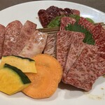 トトリ 本店 - 上ロース食べくらべセット(雄牛・雌牛)、国産旨肉牛ロース、旨肉サガリ