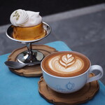 ペチカスケマサコーヒー - かぼちゃプリン（700円） フラットホワイト（600円）