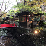 うかい鳥山 - 受付棟から奥合掌に向かう赤い橋