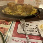 Indo Ando Tairyou Risemmon Ten Suriya Roiyaru Ga-Den - メカジキのフィッシュティッカ、下の野菜ともにはまってます。