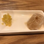 麺屋33 - 帆立のカルパッチョと柚子ピールのみじん切り。