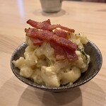 路地裏酒場 ゴンポジ - マカロニサラダ（ベーコンが味わいをアップします）