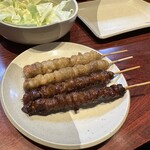 博多とりかわ大臣 KITTE博多串房 - とりかわ　↑塩　↓タレ