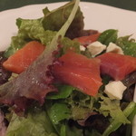 ワインレストラン ドミナス - 自家製スモークサーモンのサラダ