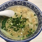 佳佳苑 - 「海老ワンタン麺」（980円）