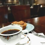 カフェ ボーイズビー - コーヒーを前側においてパシャリ。