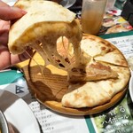 Kafe Ando Kicchin Orientaru Sapana - チーズナン　750円