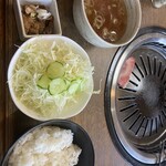 Tomisumito - おいしいテールスープとサラダ、牛肉のしぐれ煮、ライスおかわり自由