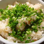 エスト！ジャパン - 締めに一押しの酒盗ご飯（酒盗の和風炒飯、８１９円）