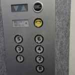 Ichi - エレベーターに乗って5階のボタンを押し