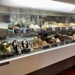 アルフォンソカフェ - 家族が注文したモンブランは
      ショーケースの中でも端正さが際立ってた