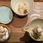 竹ノ下そば - 野菜小鉢（塩煎り銀杏、百合根の梅あえ、里芋のきのこ味噌）
