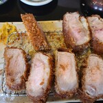 まさ竜 - リブロースカツの断面色々。写真よりも実物はレア感強めです