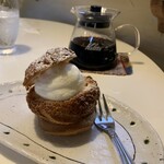 アルフォンソカフェ - 珈琲のおかわりまで！小ぶりな生シューはWクリーム◎