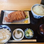 まさ竜 - 熟成ロースカツ定食全景。ご飯は適量で美味しい
