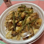 やきとりたけちゃん - 自宅の食卓に到着。親鳥と皮の追加あり♪