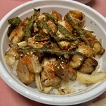 やきとりたけちゃん - Zooooom up！七味唐辛子を振ったの図 ^ ^