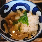 まさ竜 - 汁物はキノコなどのお吸い物。ご飯の残りにかけてサラサラと。カツの脂も流せます