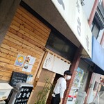 まさ竜 - 開店10分前には、到着している客を店に入れてくれます。マニュアルに縛られない個店の良さですね