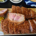 まさ竜 - レア気味なリブロースカツ定食。女性のランチには重いかと思います。思い切りお腹をすかせて、ガツンと食べたいです