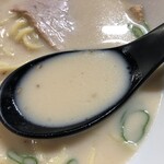 三興飯店 - クリーミーな豚骨白湯スープ