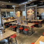 焼肉ホルモンひろ屋 - 店内のテーブルにはコンロ設置
土曜日の11時半過ぎ