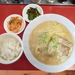 赤玉ラーメン - 赤玉ラーメン 680円 , ライス(小) 120円