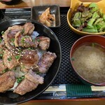 肉と海鮮と私 - 中落ちカルビ丼(200g) 1000円