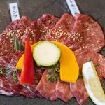 やきにく穏和  - 料理写真:2023.11 タン塩3切れ、厳選ハラミ塩3切れ、ランプタレ2切れ、トモ三角タレ2切れ