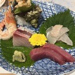 旬菜酒肴 田田 - お造り5種盛り合わせ。マグロ、ヒラメ、サザエ、ブリ？海老。