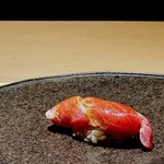くるますし - 大トロ。 同じ個体の大トロ。 熟成が進んで、魚の旨味の塊。 マグロは放っておいても美味しいんだけど、鮨職人の手になる熟成技は、マグロをここまで進化させてしまいます。 言葉や文化が違っててても、世界中の誰もが美味しいと感じる旨さ。 天然の生でありながら、鮨が立派な料理である所以です。