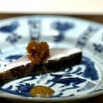 くるますし - サワラ。 藁で燻して炭火焼きされたサワラ。 これくらいの大きさなると、サワラの繊細な食感と優しい旨味よりも大ぶり感が前に出てしまう店が多いんですが、さすが、この店。 いつものように、グラデーションされた温度により、皮目の香ばしいパリパリ感からしっとりとレアな食感までを一口で味わえる焼き魚。 この料理のために生まれたかのようなサワラを極上に仕上げる仕事。 これが鮨屋の仕事です。