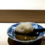 くるますし - アワビのキモリゾット。 「後悔先に立たず」とは、この料理のためあるようなことわざ。 美味しさを先取りした人は、この料理を前にして、自分の人生を悔いてください。 そして、我慢してソースをたっぷり残した人は、自らの賢い選択の果実を存分に堪能してください。 米ってこんなにおいしい食べ物だったのか！　と新たな発見ができます。 お店はソースを追加してくれることは決してありません！