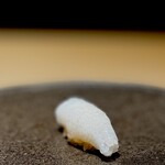 くるますし - イカ。 ネットリとした甘み、旨味を引き出すために、縦横に包丁が入っています。 僕は、江戸前の基本の縦に3,4本入れて、サクッとした食感のほうが好きなんだけど、今、日本中の鮨屋がこの包丁の入れ方しています。 やはり、ネットリ、うっとりのほうが好まれるのかもしれません。