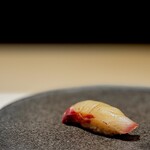 くるますし - シマアジ。 江戸前では高級魚のシマアジ。 1キロ超えるものは、仕入れが10,000円を超えることもあるとか。 すごいですね（笑）。 ネギとしょうがから作る香りの爆弾が今回も仕込まれてました。 素晴らしい香りと旨味。 これが鮨です。